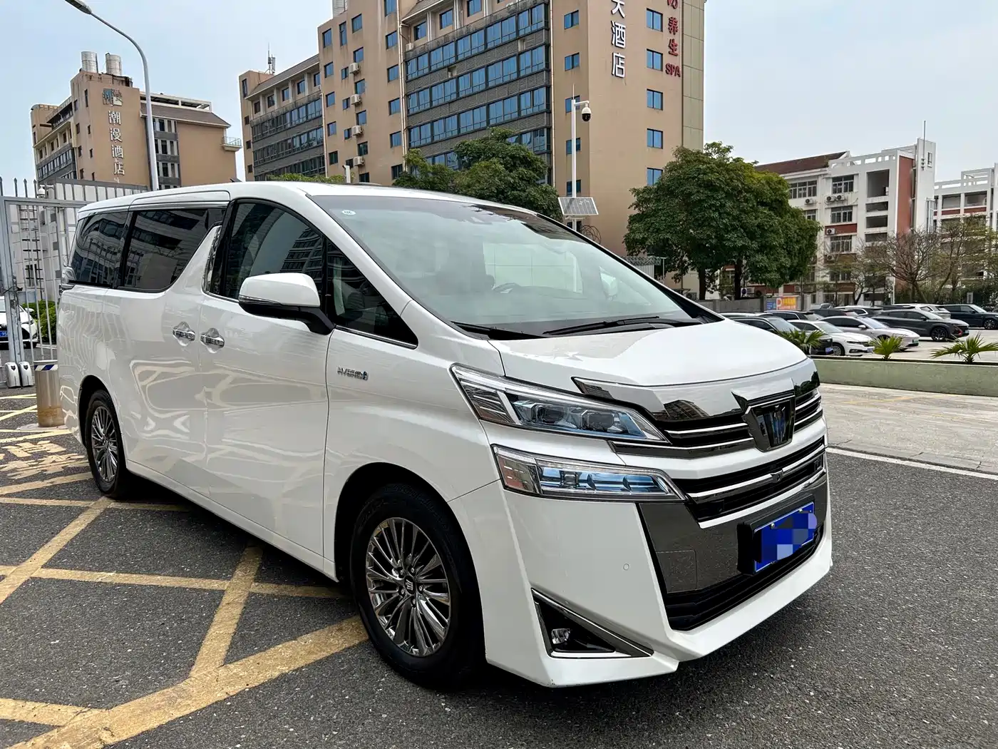 Toyota Vellfire 2021 Crown Hybrid 2.5L HV Luxury Edition фото 3