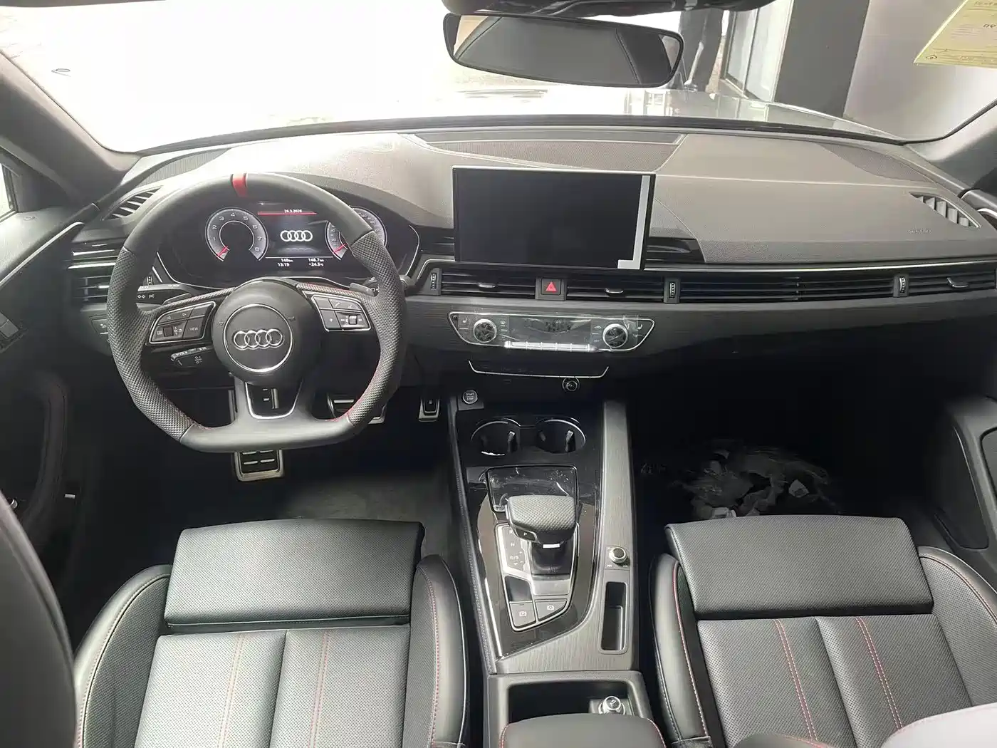 Audi A4L 2025 2 Million Celebration Edition 40 TFSI Luxury Dynamic фото 5