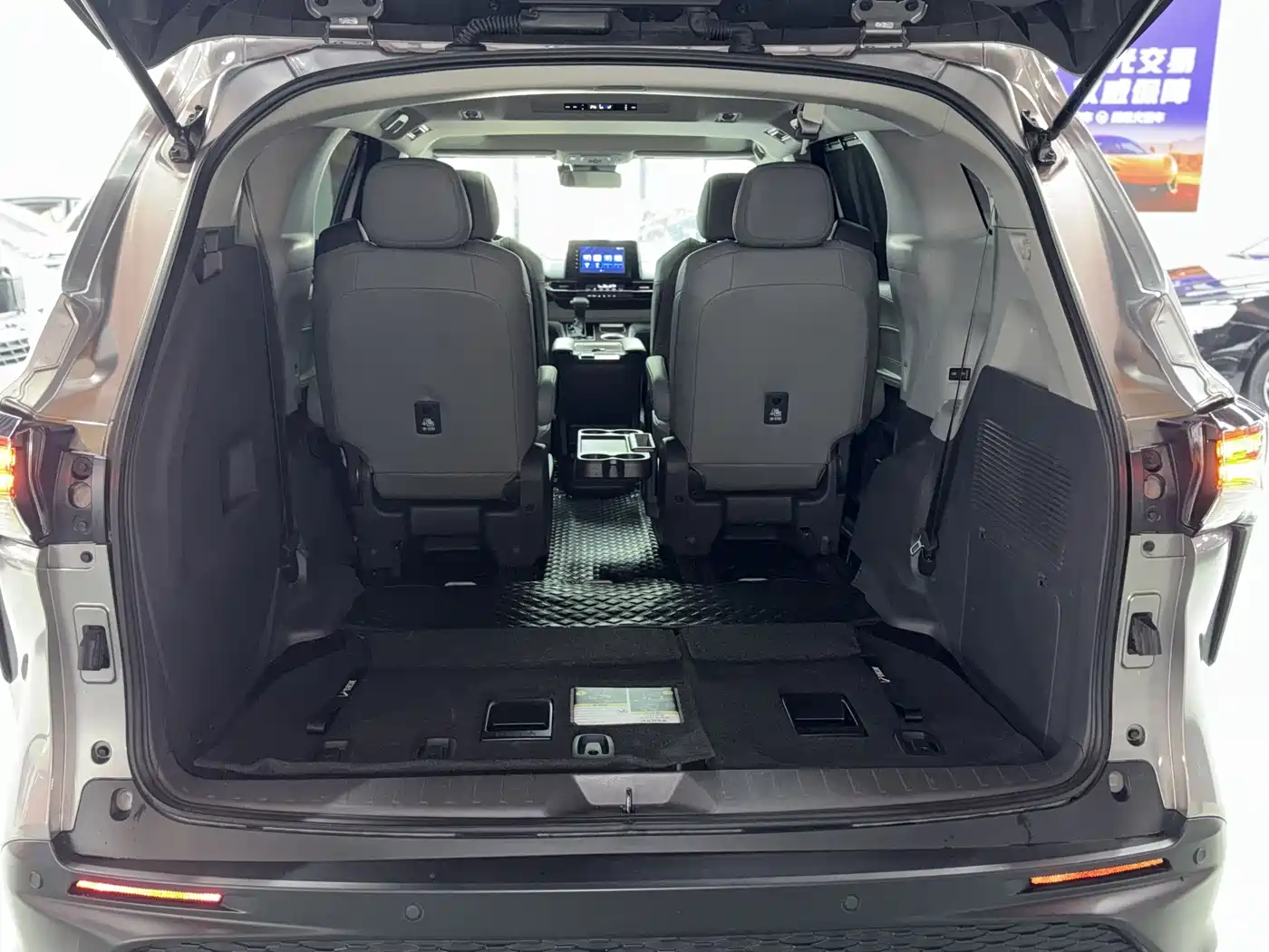 Toyota Granvia 2023 2.5L Hybrid Comfort Edition фото 11