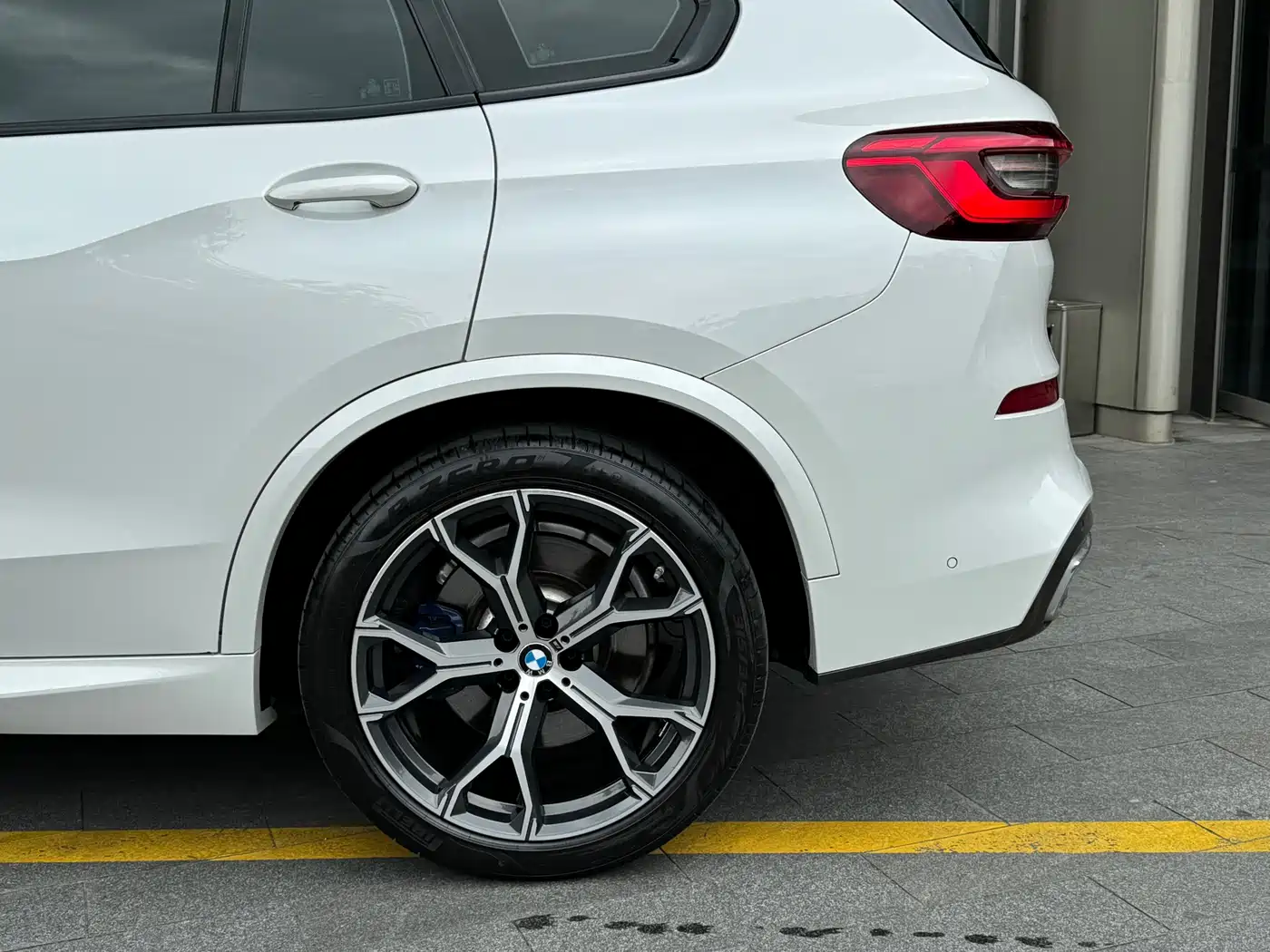 BMW X5 (Import) 2019 xDrive40i Exclusive M Sport Package фото 10