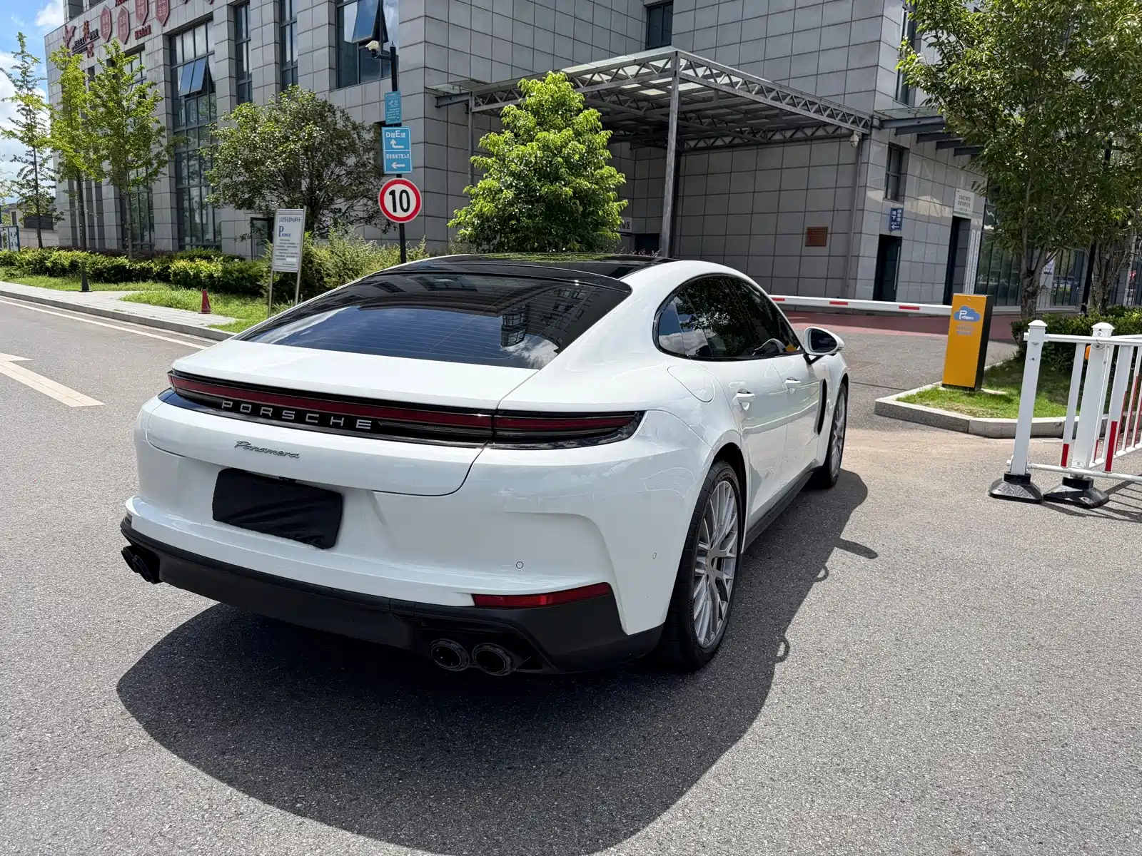 Photo 2 - Porsche Panamera