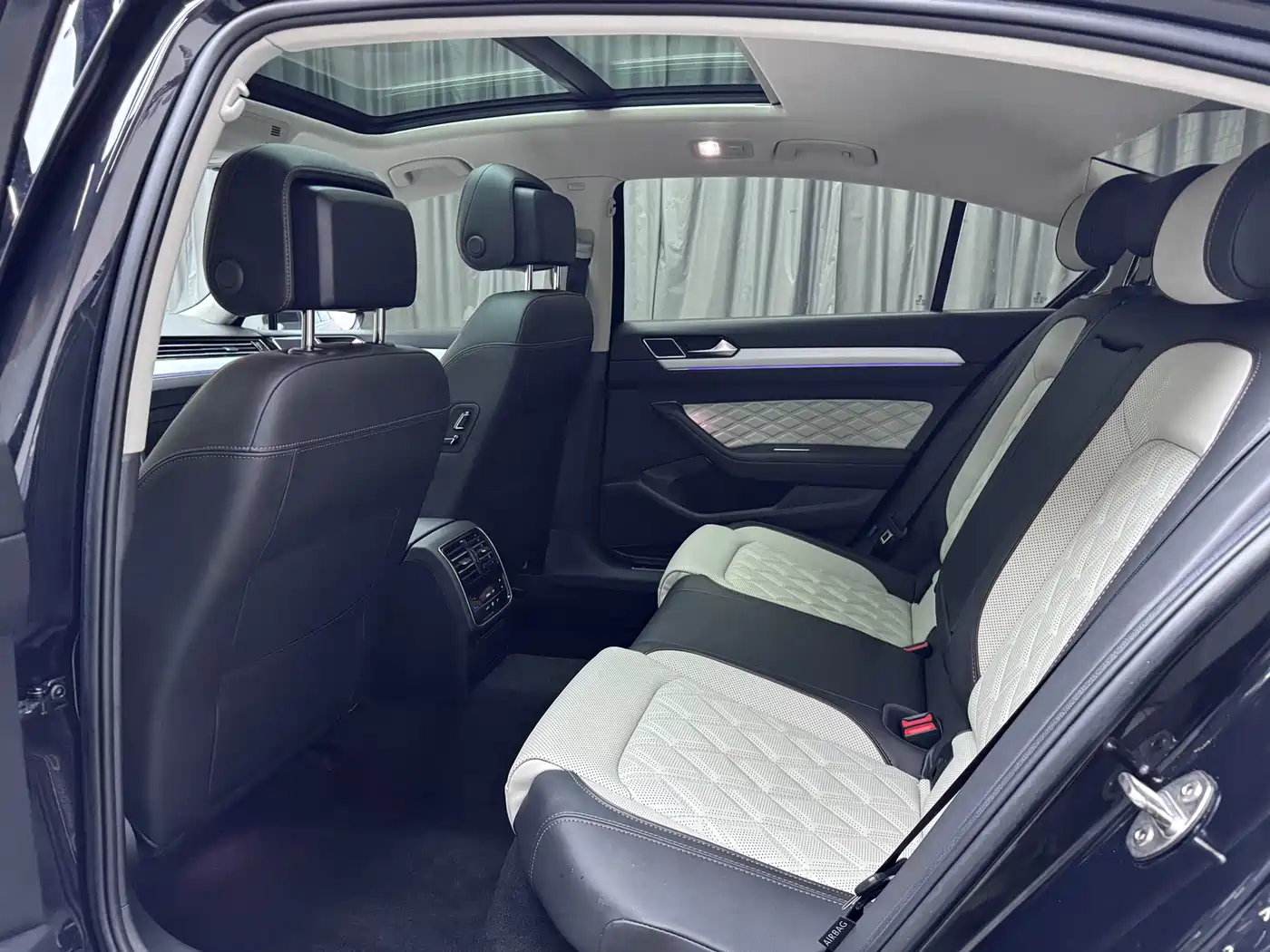 Volkswagen Magotan 2023 Model 2 Million Commemorative Edition 330TSI DSG Luxury фото 5