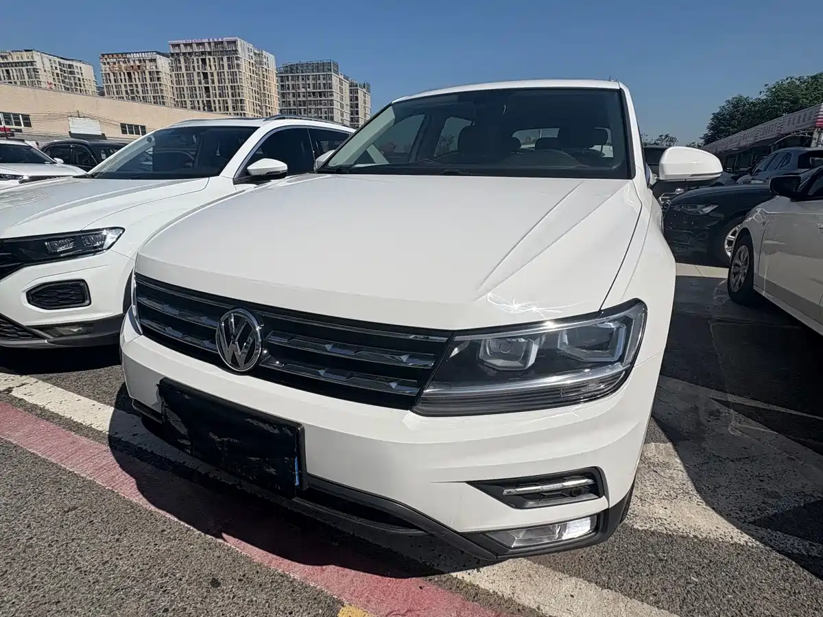 Photo 2 - Volkswagen Tiguan L