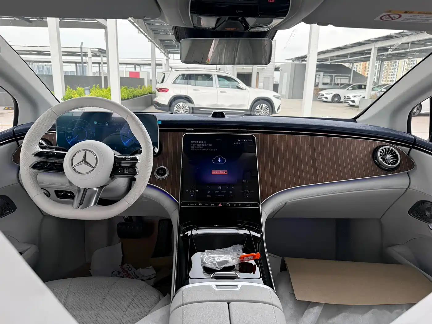 Mercedes-Benz EQE 2025 Model 500 4MATIC Luxury Edition фото 10