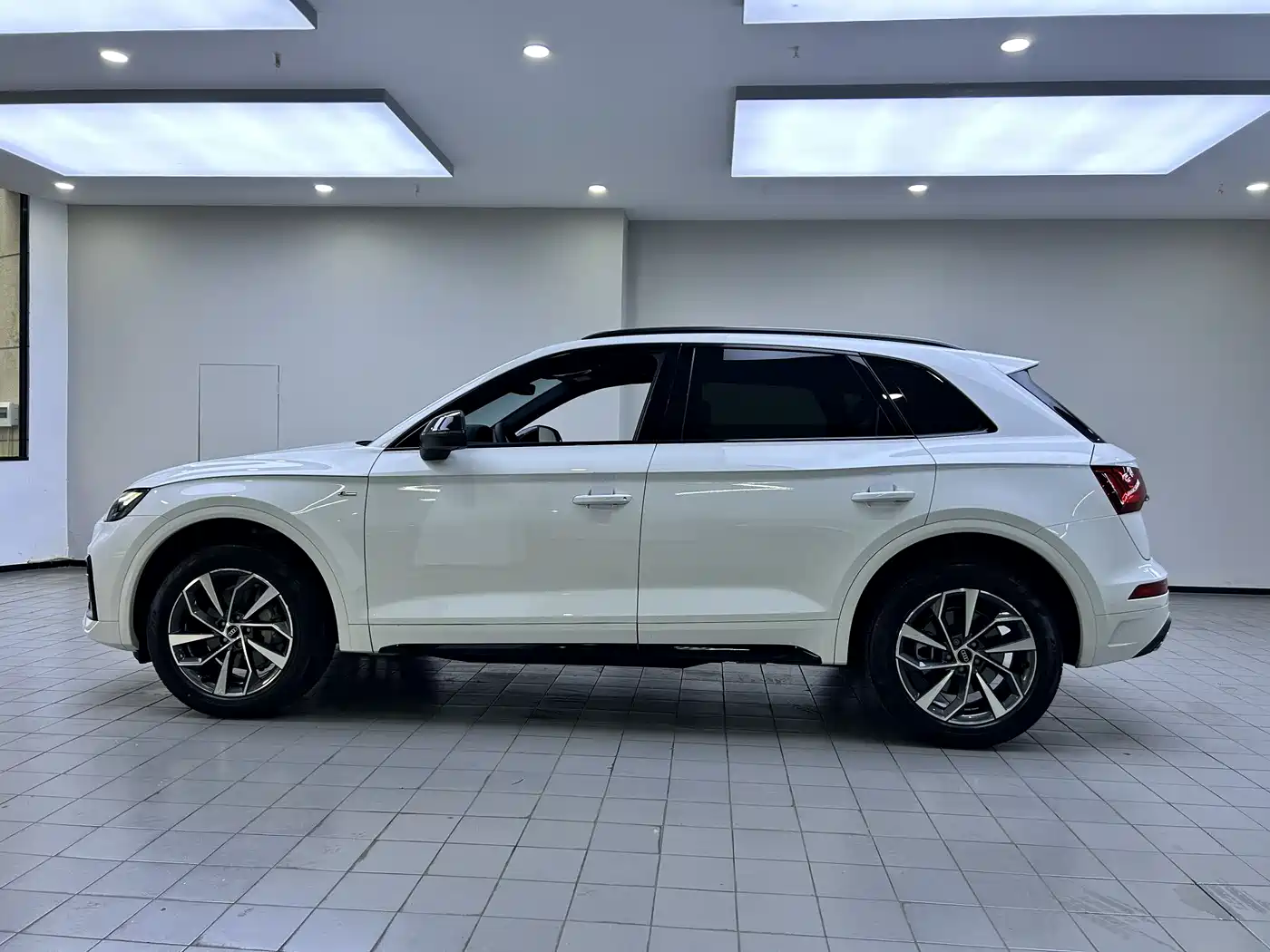 Audi Q5L 2023 40T Luxury Dynamic фото 4