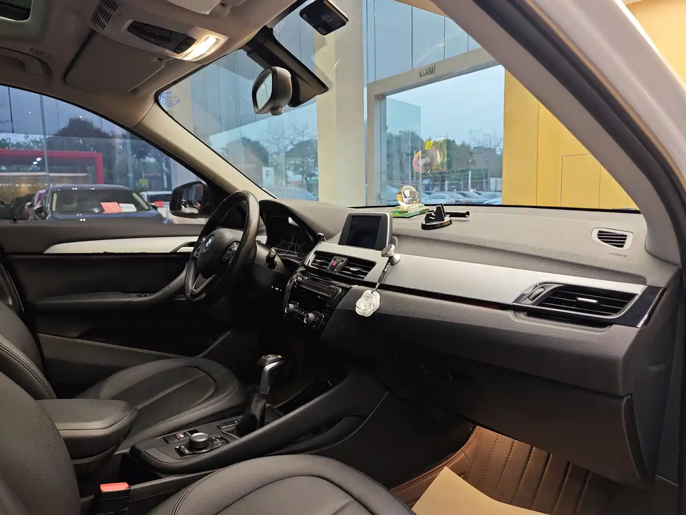 BMW X1 2016 sDrive18Li Premium Model фото 32