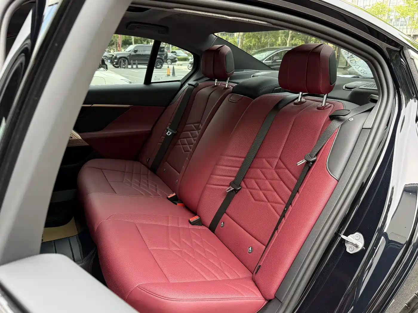 BMW 5 Series 2025 530Li Premium M Sport Package фото 8