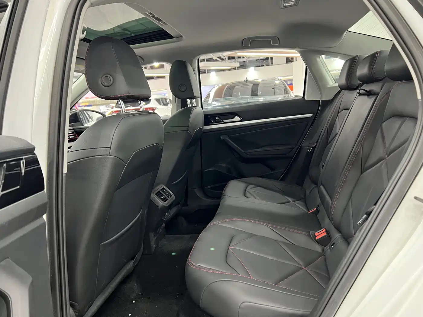 Volkswagen Lavida 2024 Model 300TSI DSG Starlight Leading Edition фото 16