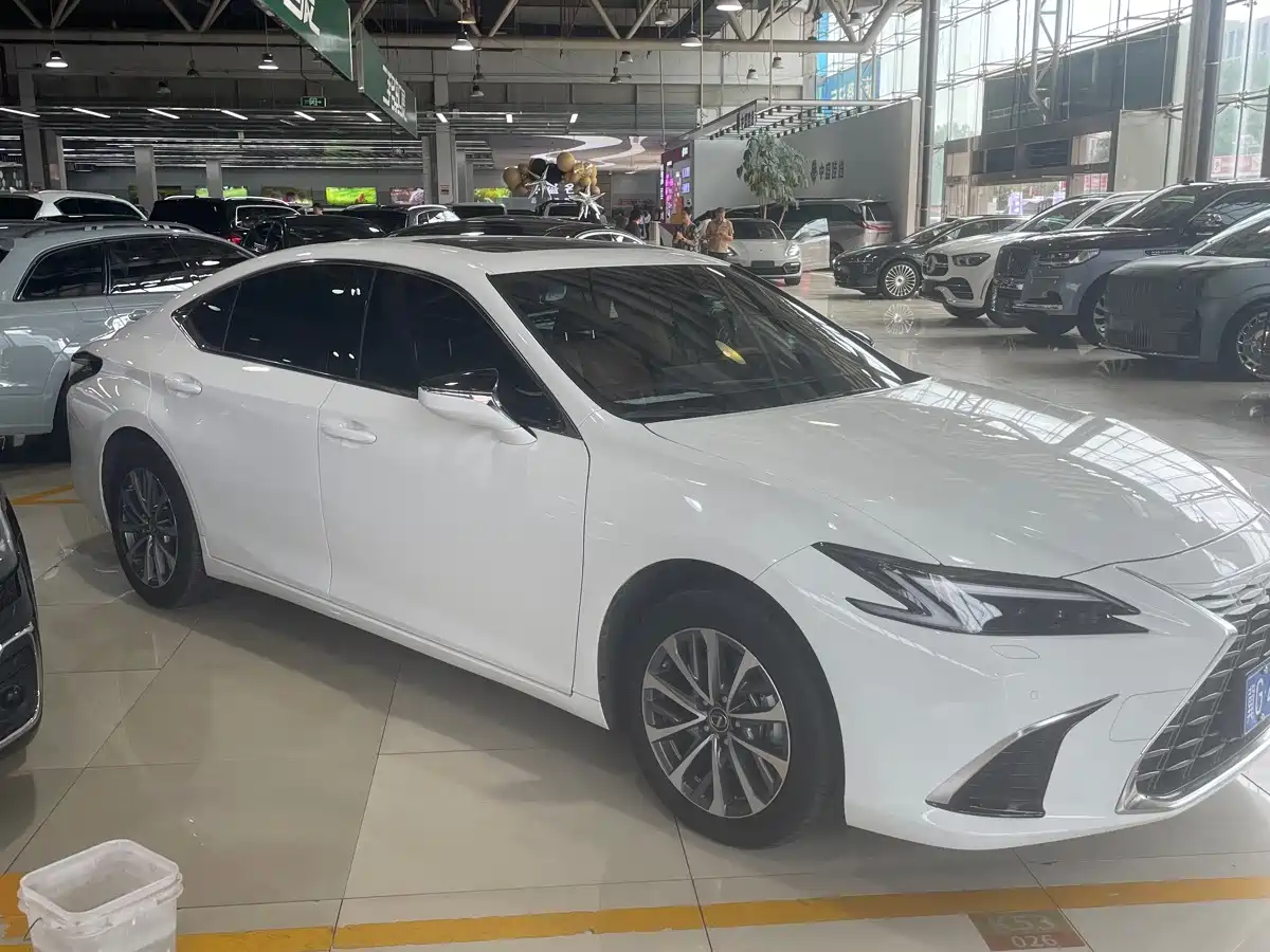 Lexus ES 2026 2025 200 Ultimate Edition