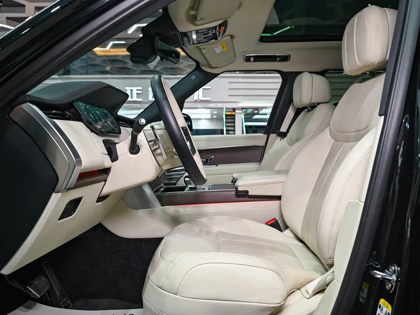 Land Rover Range Rover 2025 3.0 L6 400PS Genesis Extended Wheelbase фото 10