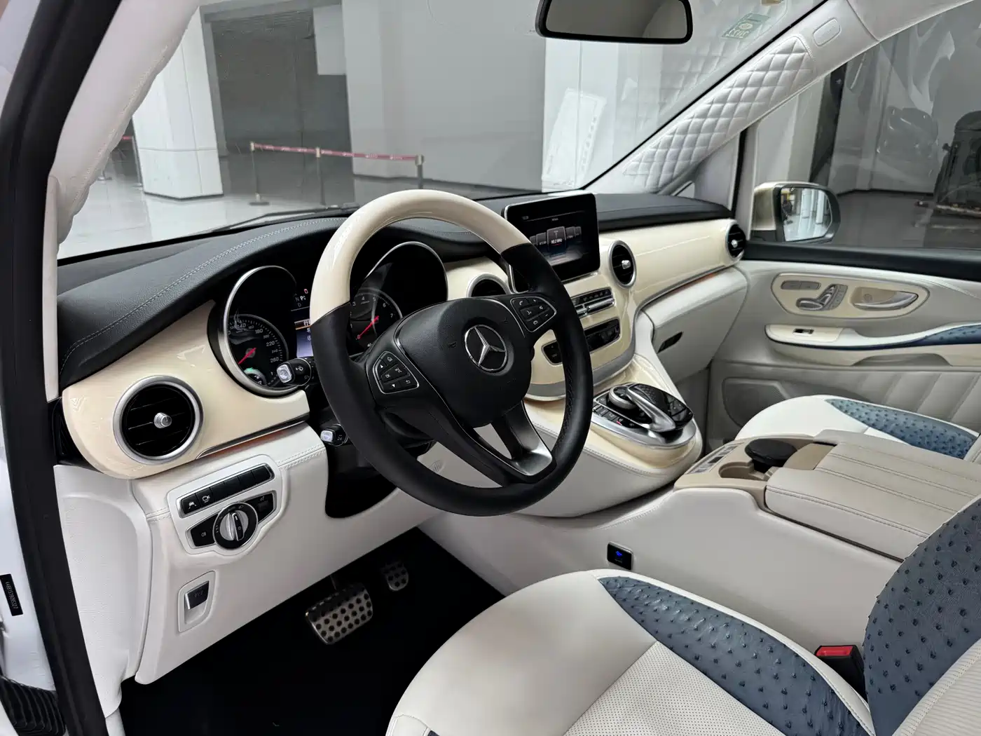 Mercedes-Benz V-Class 2018 V 260 L Premium Long Wheelbase Edition China VI фото 14