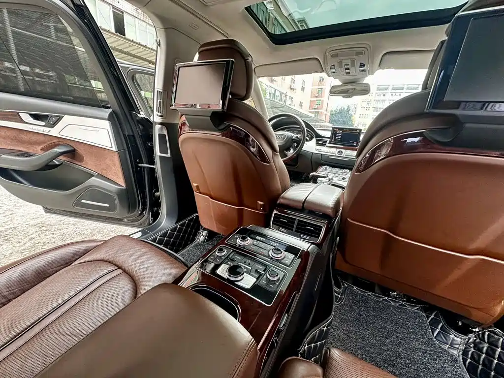 Фото 9 - Audi A8
