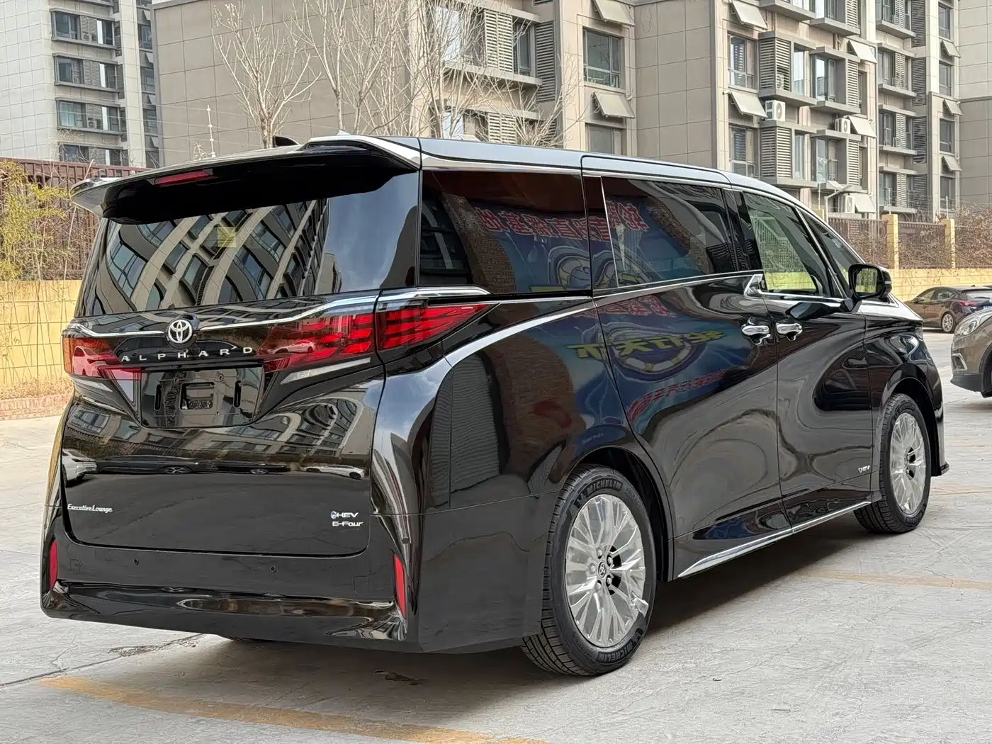 Toyota Alphard 2025 Hybrid 2.5L Ultimate Gold Edition фото 5