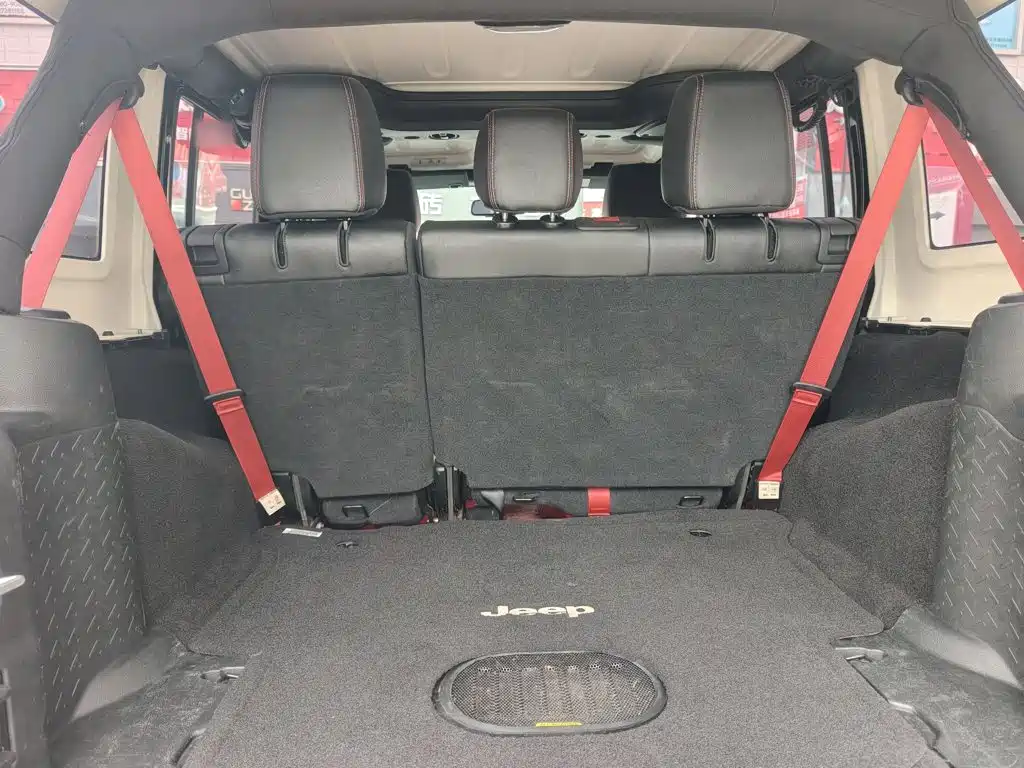 Photo 9 - Jeep Wrangler