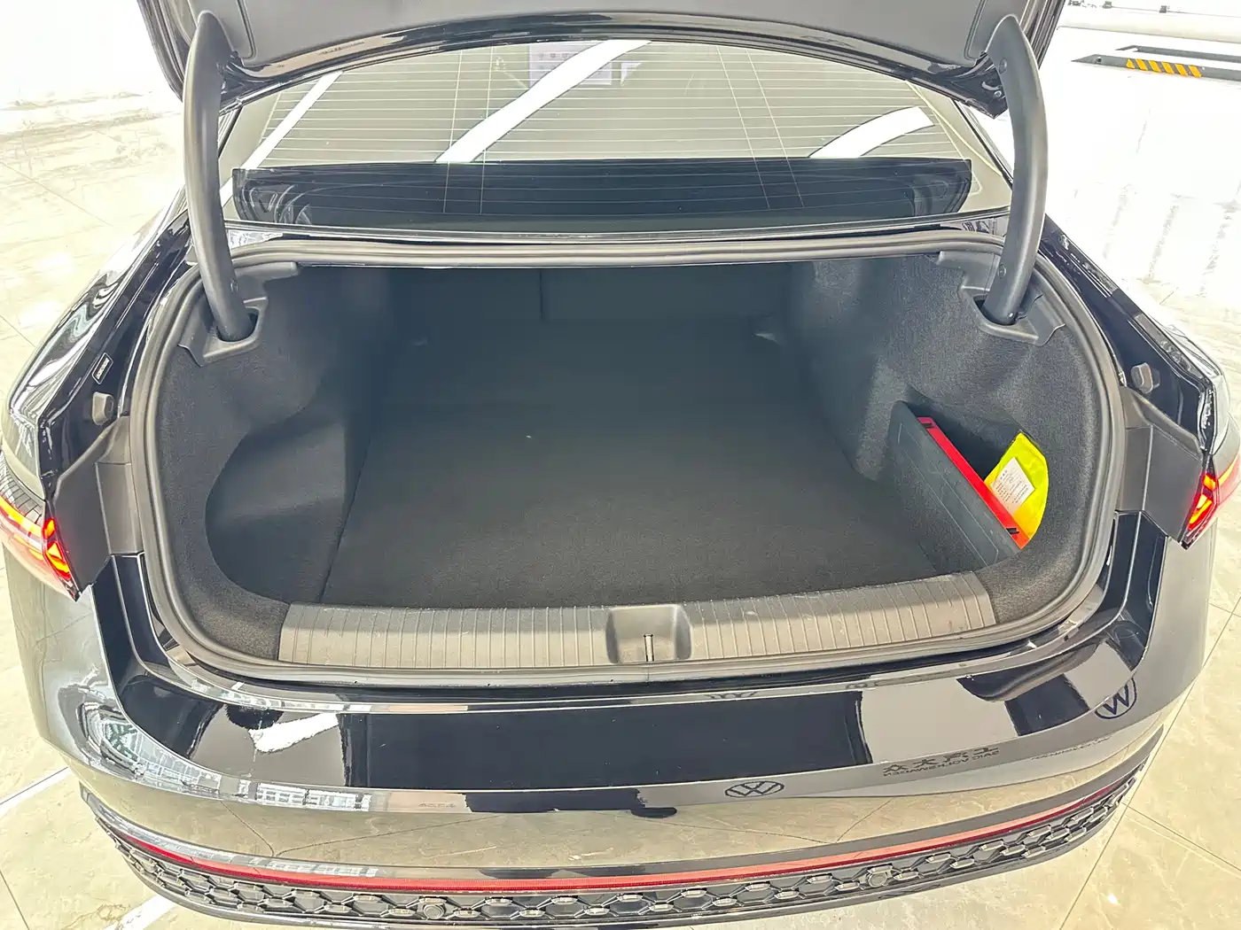 Volkswagen Passat 2025 Model Pro 380TSI Starlight Dragon Edition фото 8