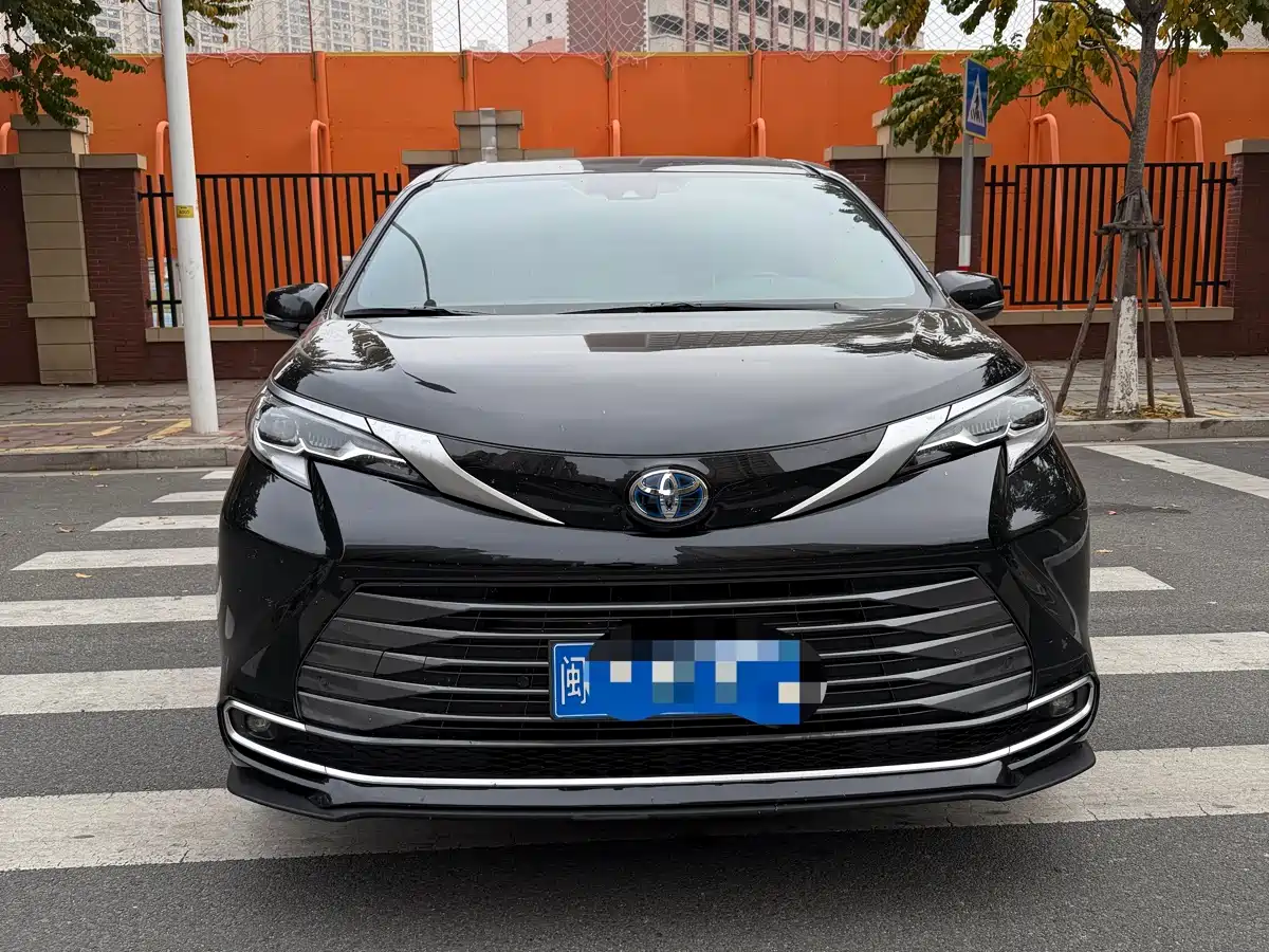 Toyota Sienna 2023 2.5L Hybrid Premium Edition фото 2