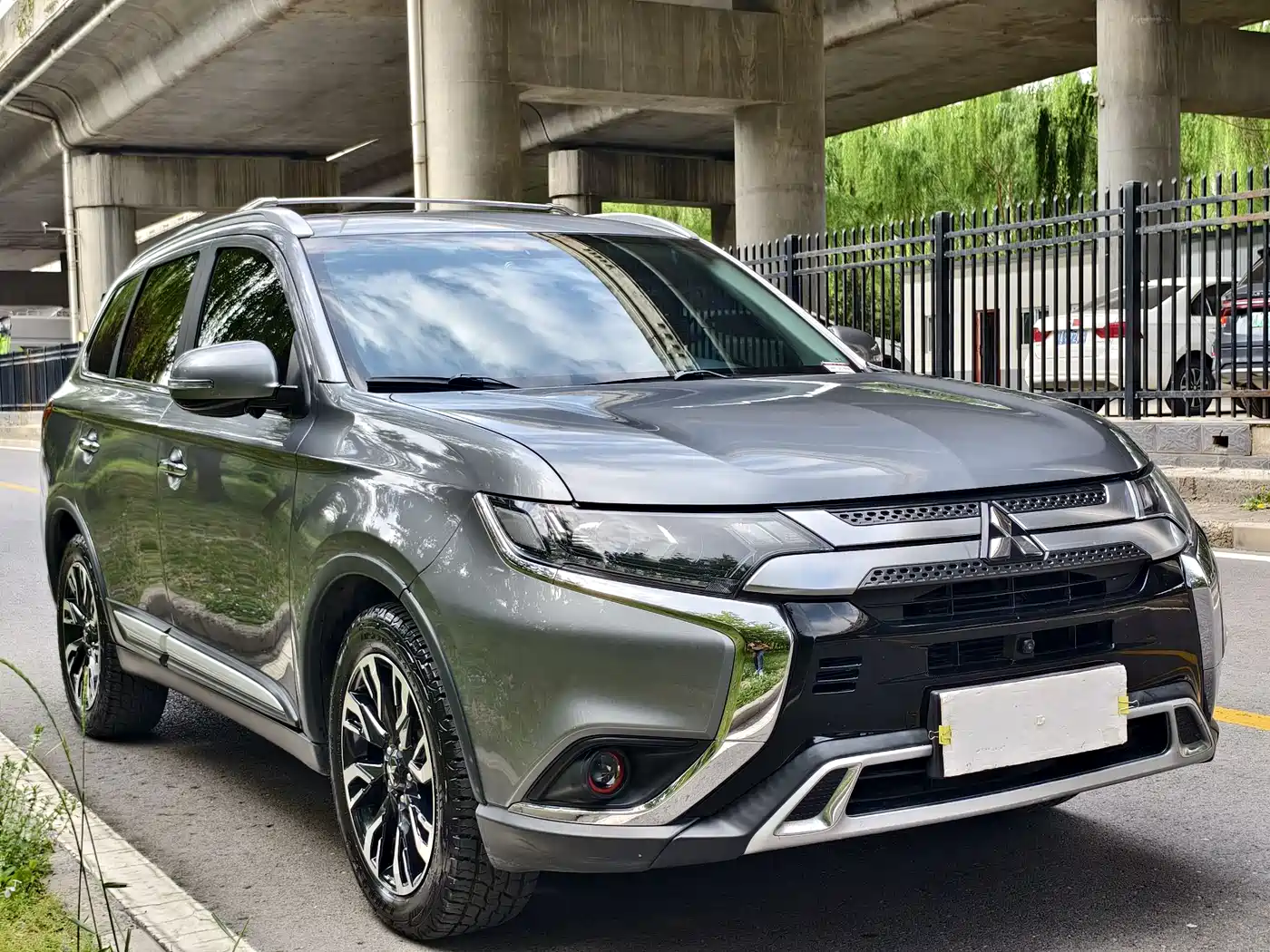 Mitsubishi Outlander 2019 2.4L 4WD Deluxe Edition 5-Seater China VI фото 3