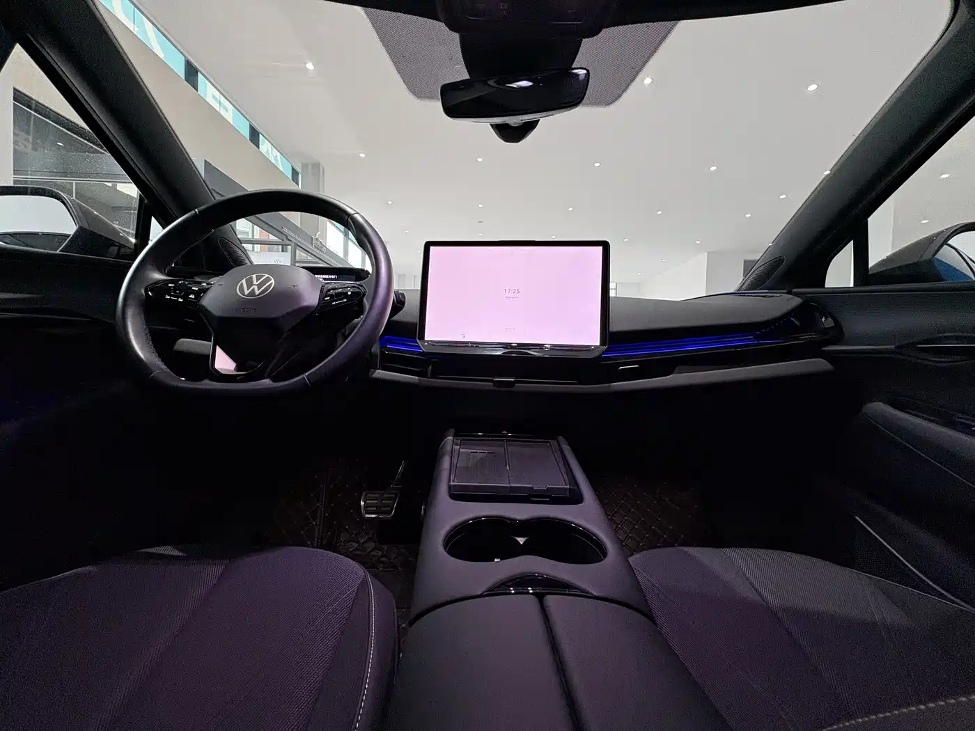 VOLKSWAGEN WITH THE CROWD 06