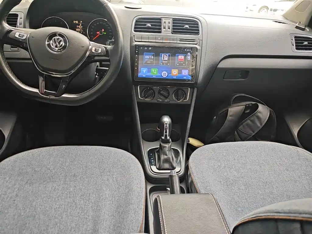 Volkswagen Polo 2016 1.6L Automatic Comfort фото 14