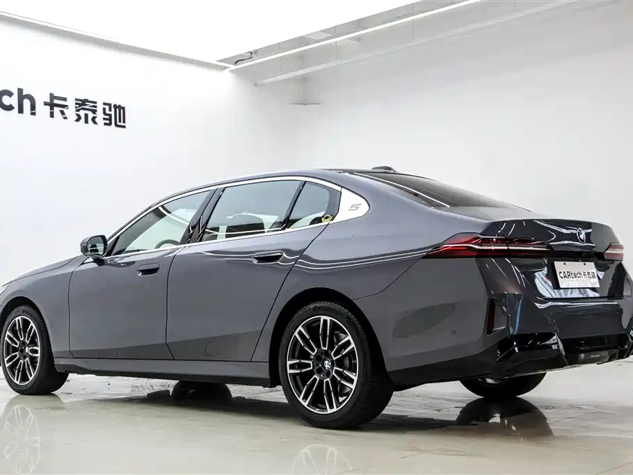 BMW 5 Series 2025 530Li Leading M Sport Package фото 7