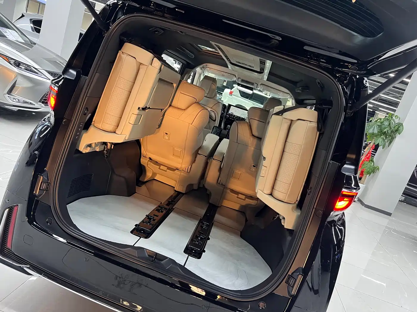 Toyota Vellfire 2024 Crown Hybrid 2.5L Executive Premium Edition фото 8