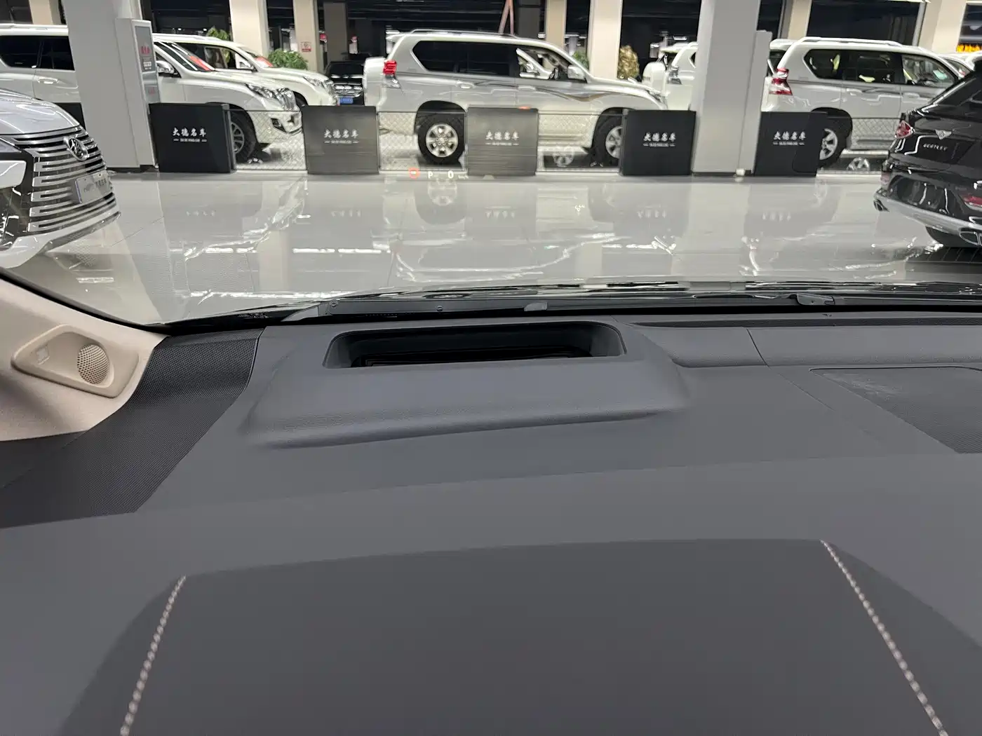Toyota Vellfire 2024 Crown Hybrid 2.5L Executive Premium Edition фото 24