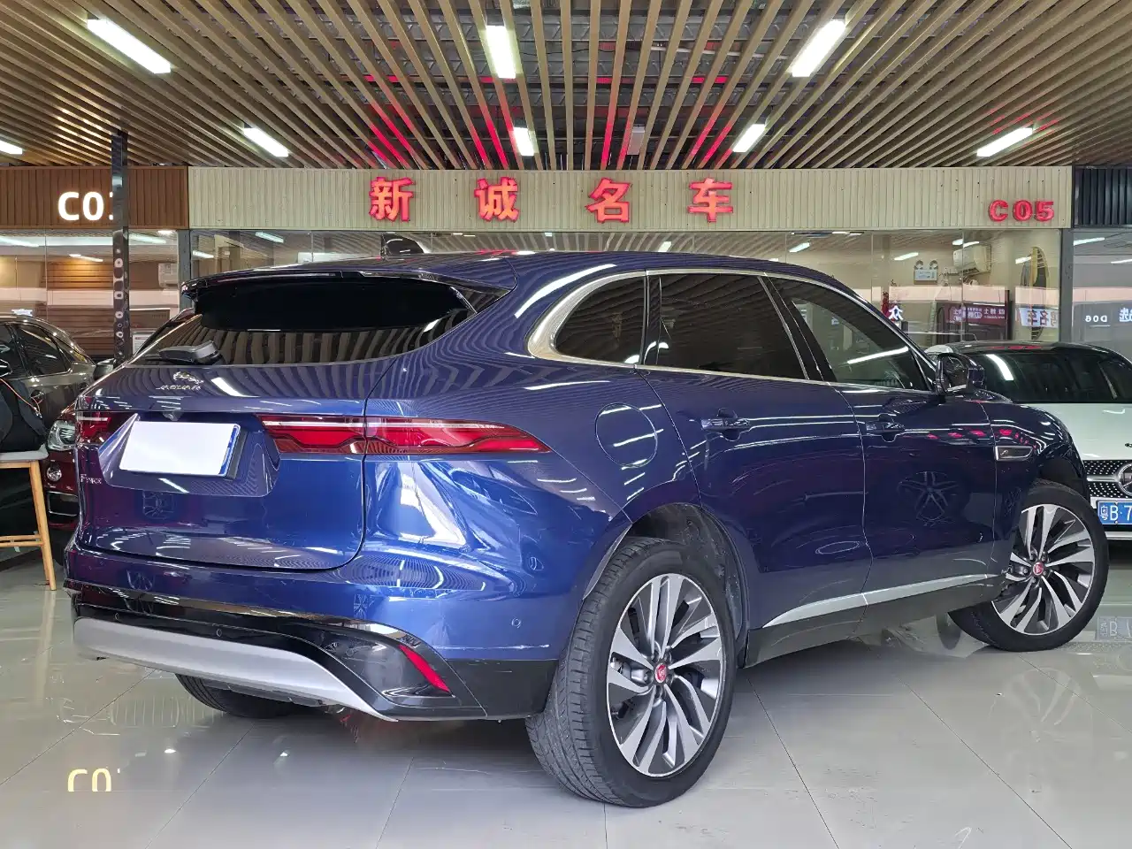 Фото 6 - Jaguar F-PACE