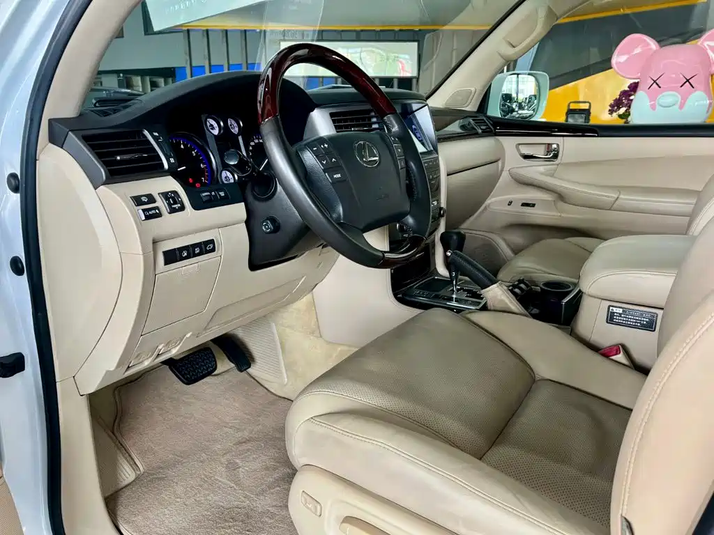 Фото 2 - Lexus LX