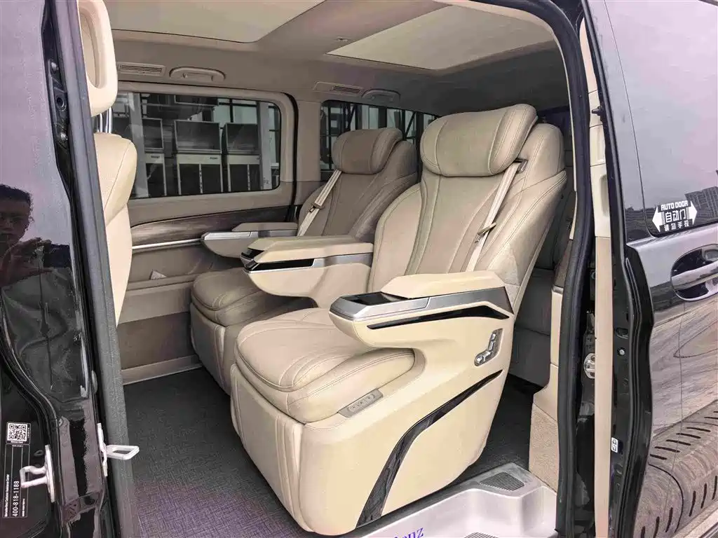 Photo 7 - Mercedes-Benz V-Class