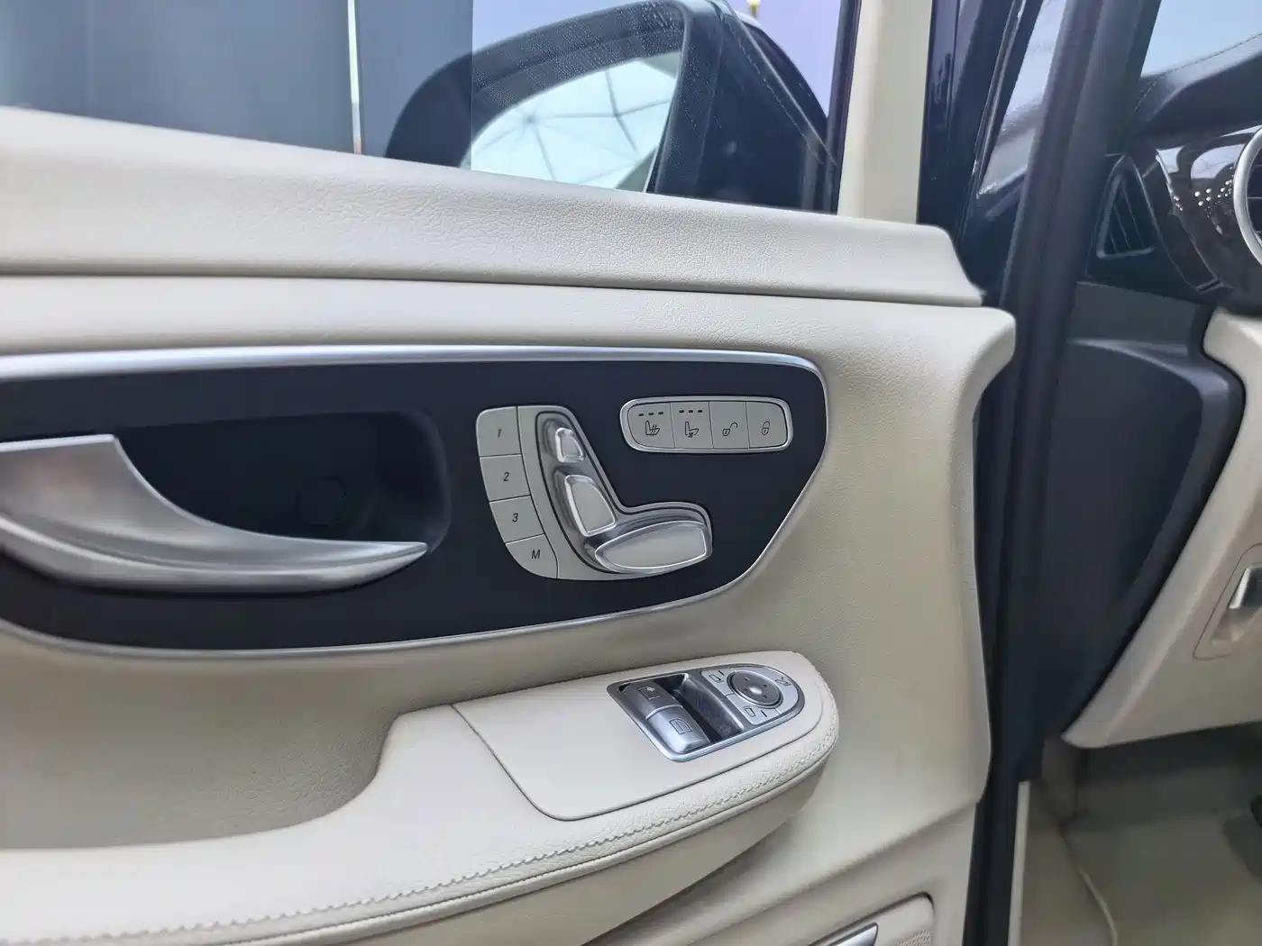 Photo 5 - Mercedes-Benz V-Class