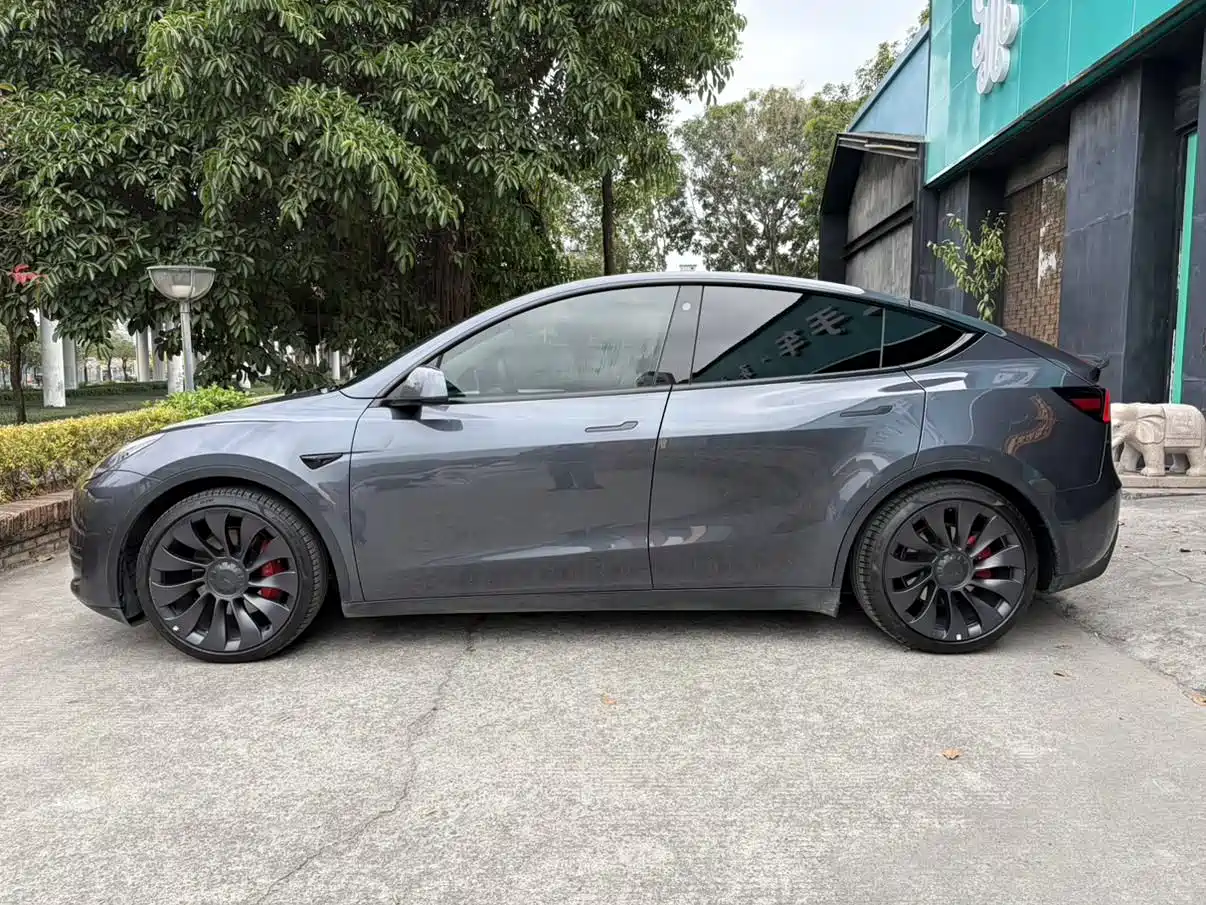 TESLA MODEL Y
