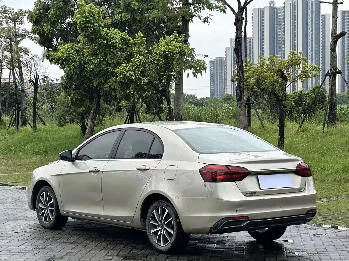 Фото 7 - Geely Emgrand