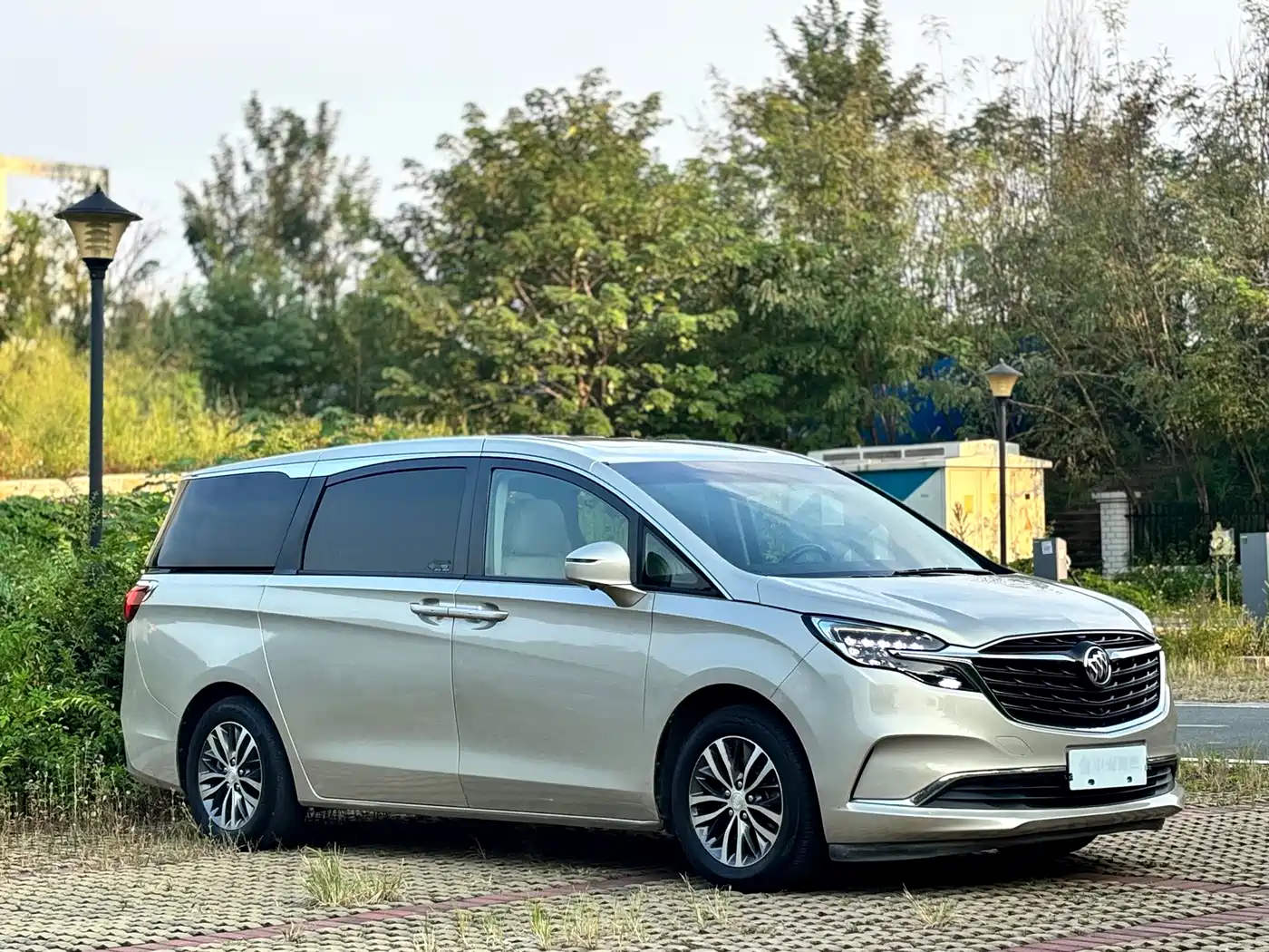 Photo 3 - Buick GL8