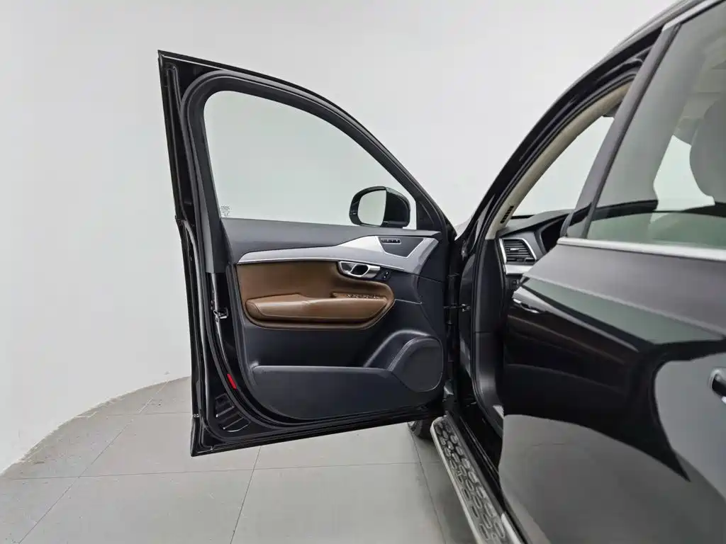Photo 8 - Volvo XC90