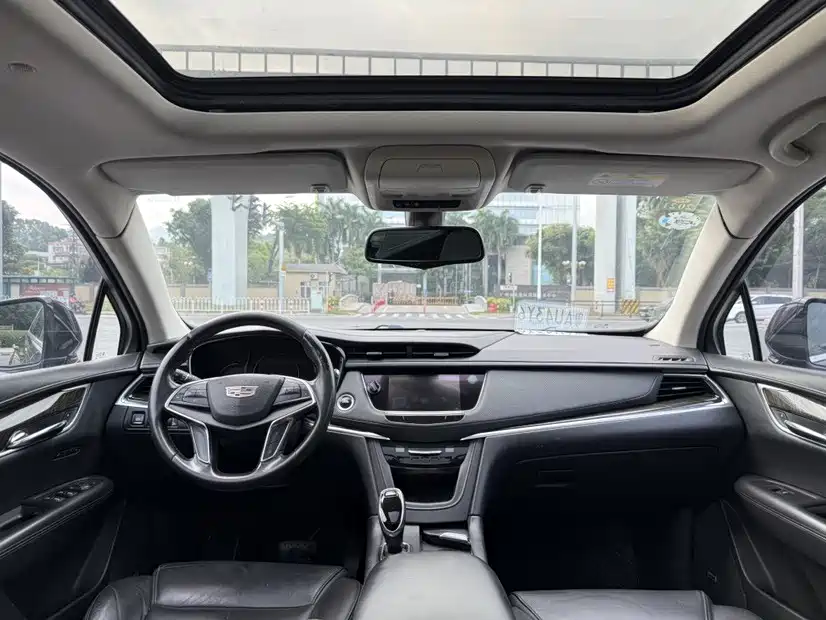Photo 10 - Cadillac XT5