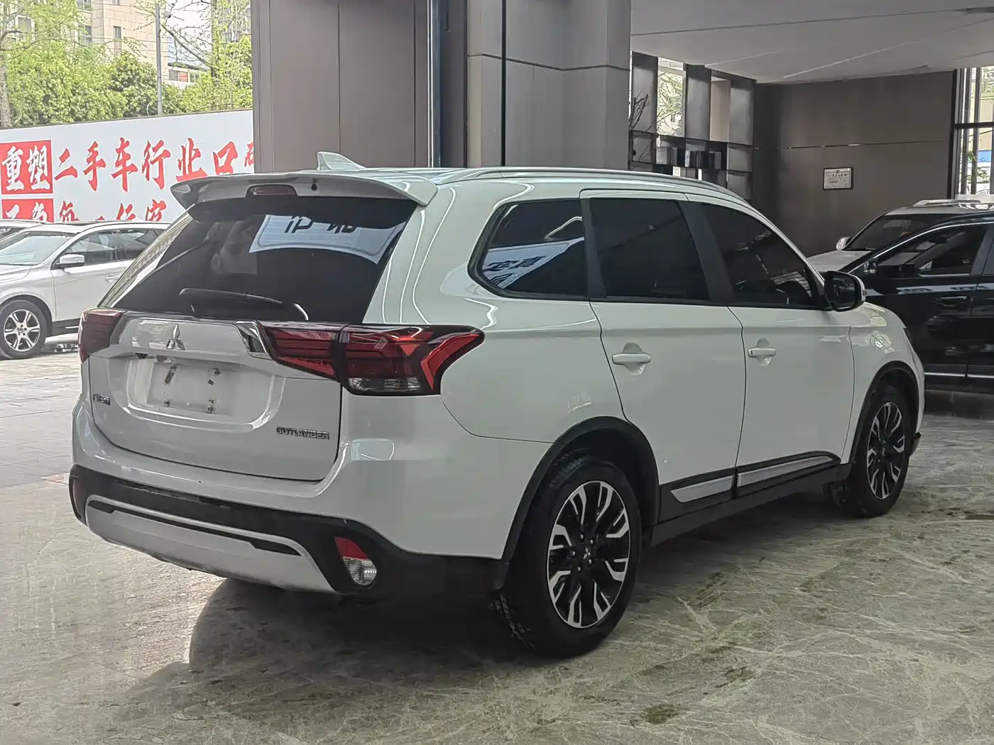 MITSUBISHI OUTLANDER