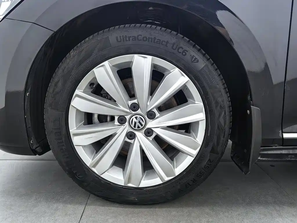 Фото 17 - Volkswagen Passat
