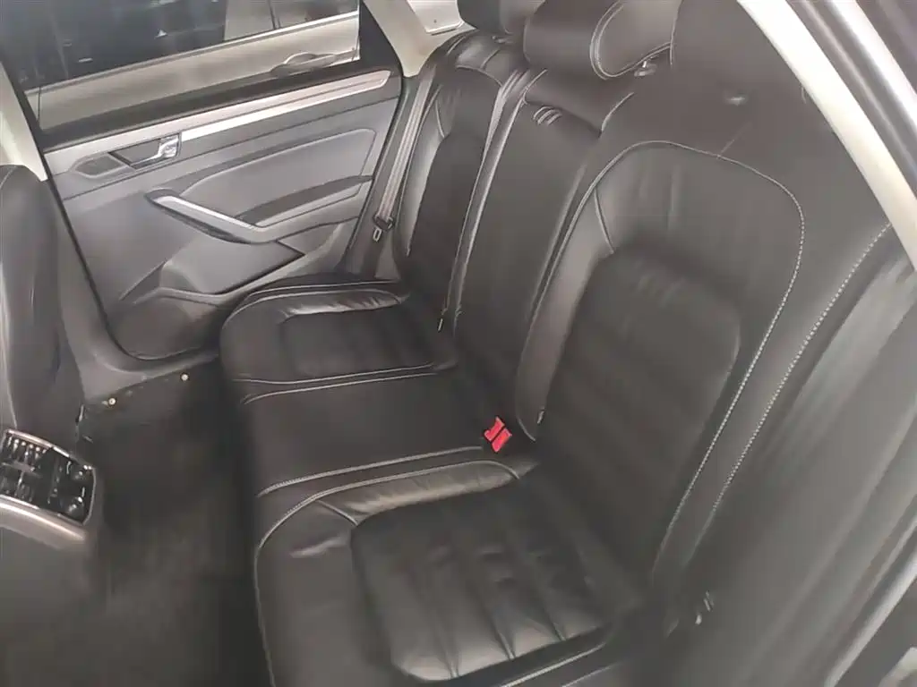 Volkswagen Passat 2017 330TSI DSG Prestige фото 17