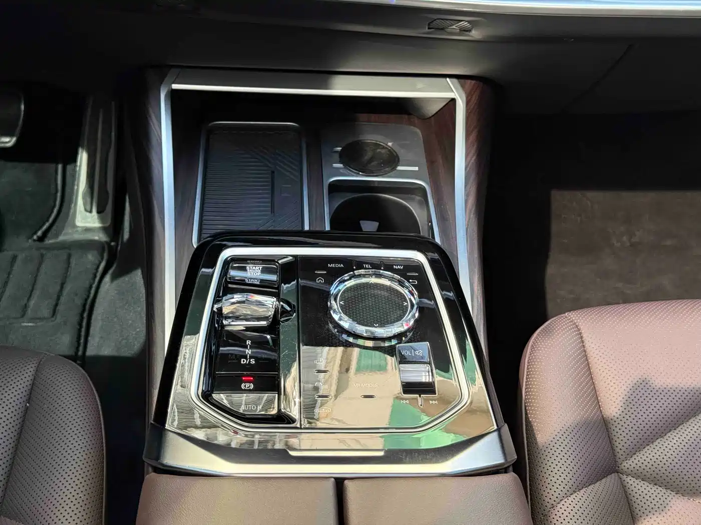 BMW 7 Series 2023 Model 735Li M Sport Package фото 22