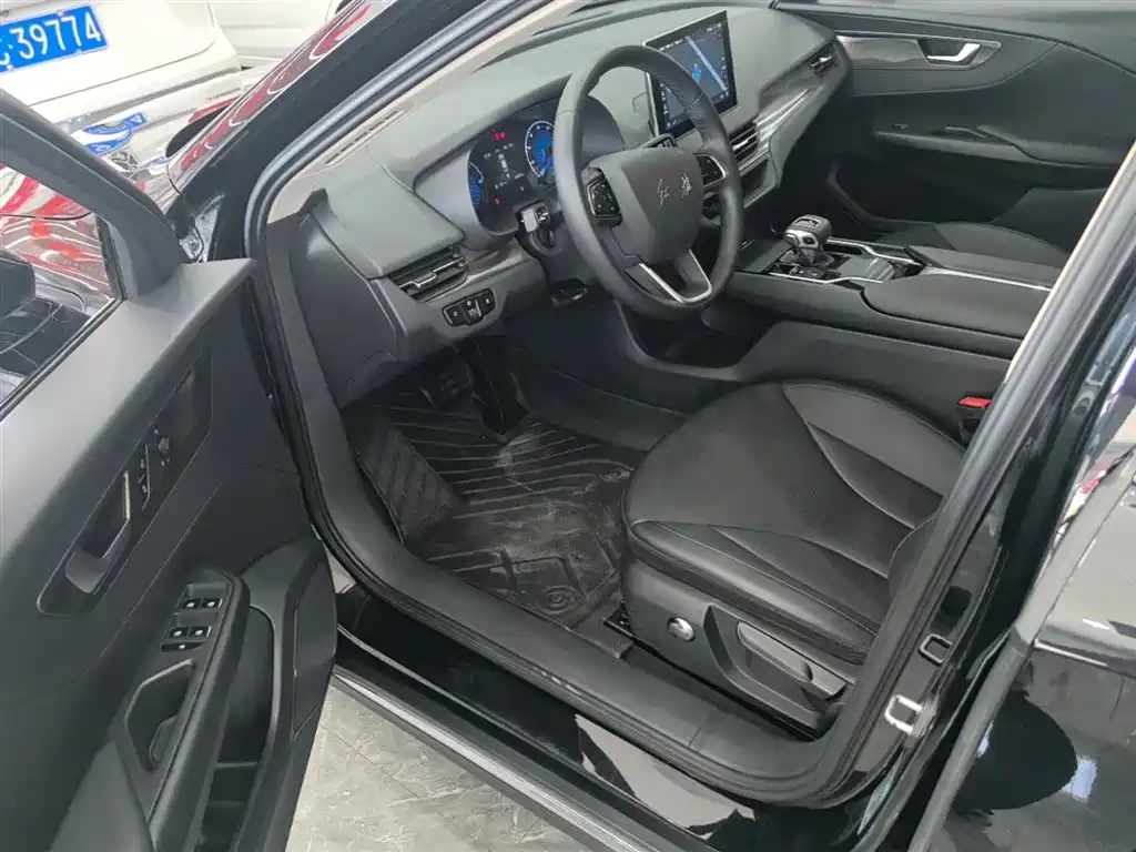 Hongqi E-QM5 2022 431km Charging Enjoyment Edition фото 16