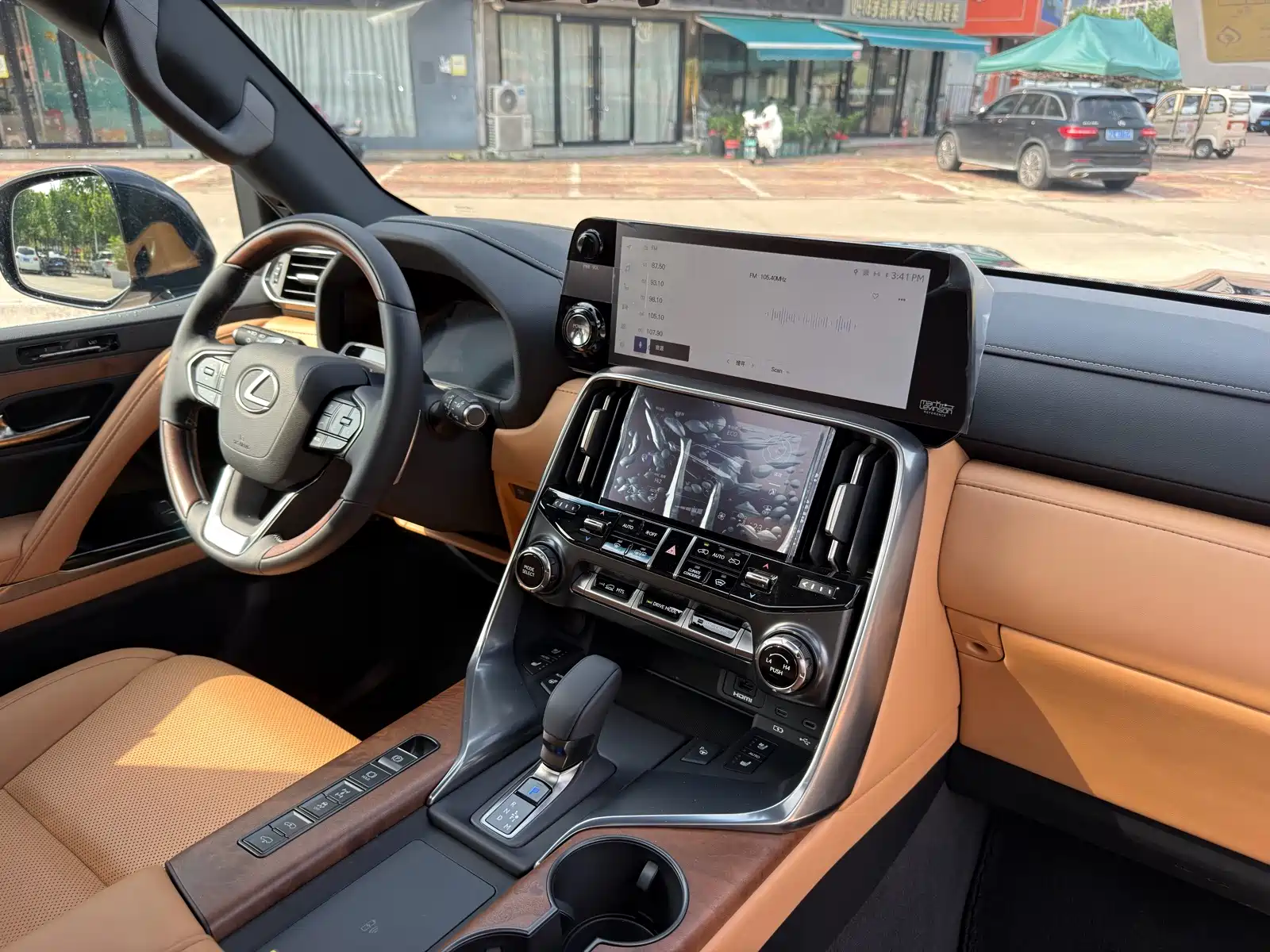 Фото 17 - Lexus LX