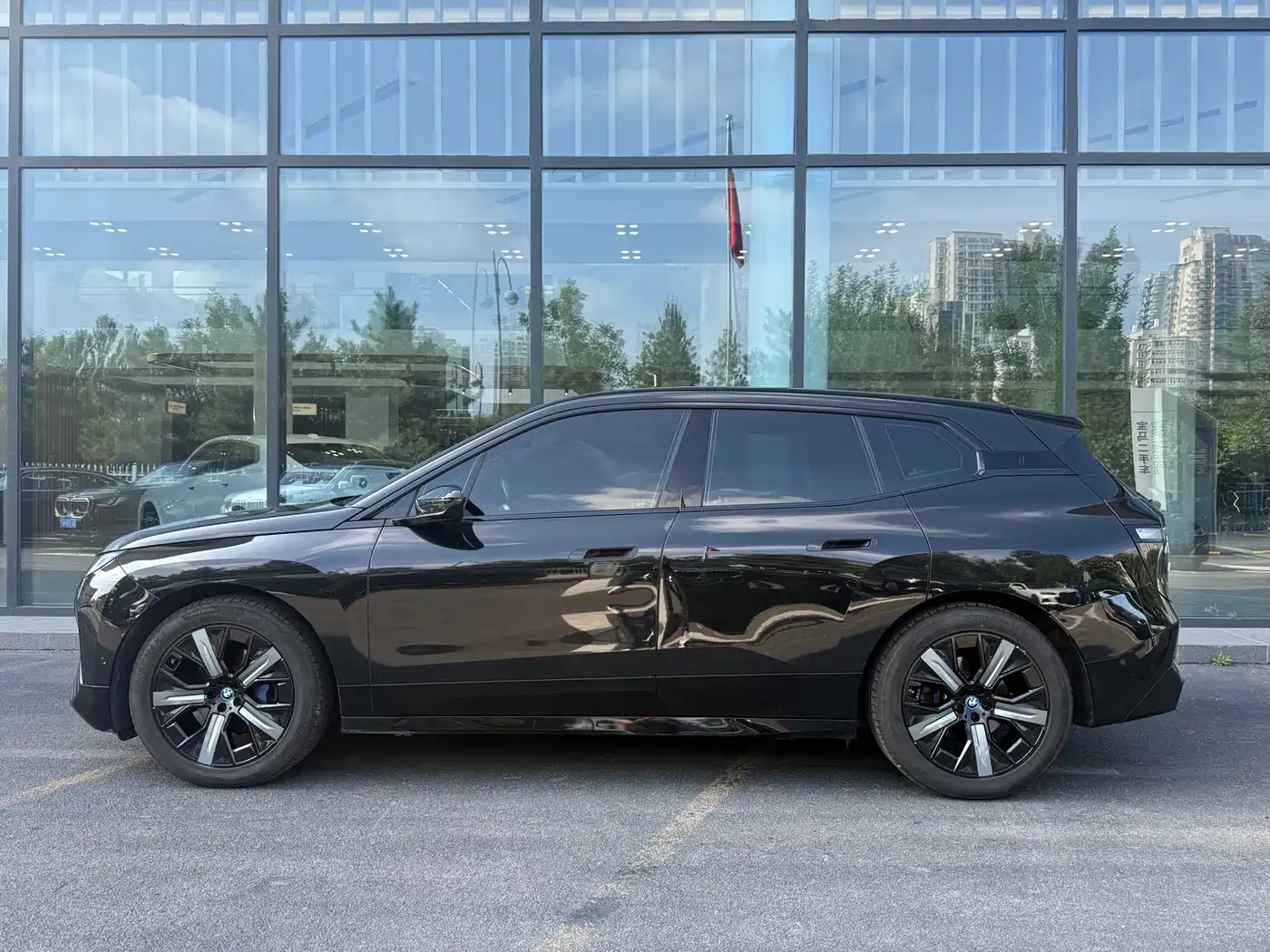 Photo 3 - BMW iX