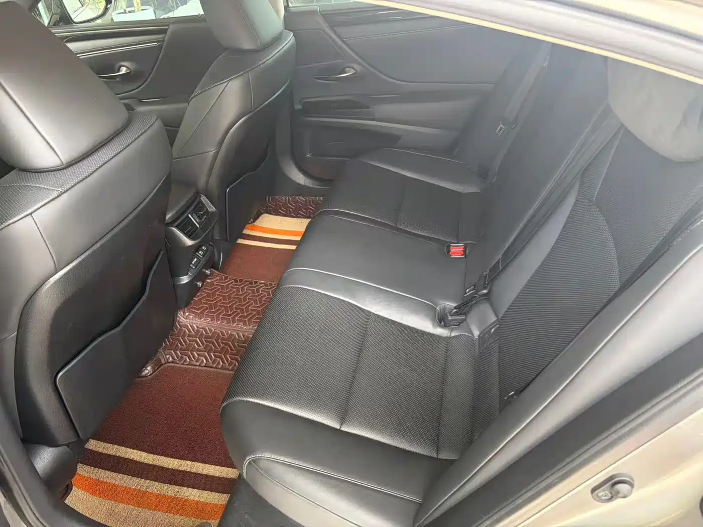 Фото 7 - Lexus ES