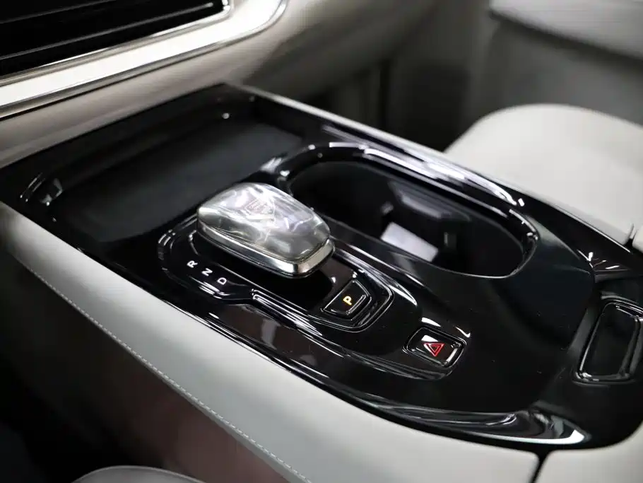 Volvo EM90 2024 2025 Ultra Six-Seater