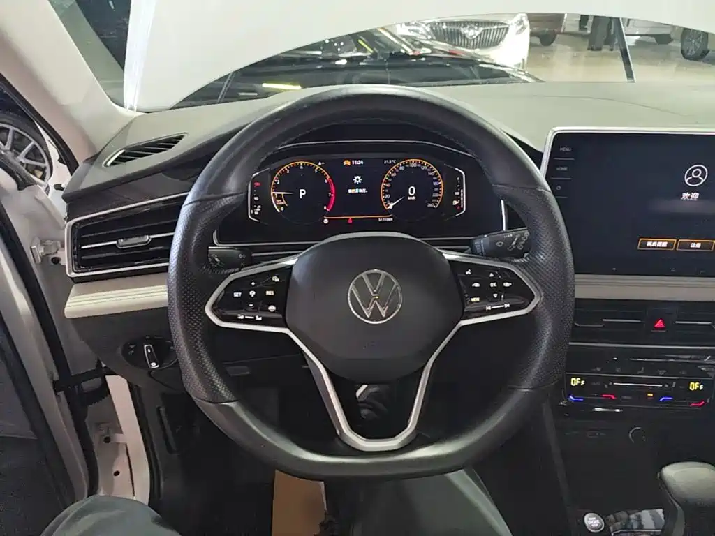 Photo 7 - Volkswagen Tiguan L