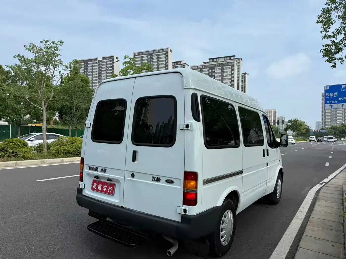 Ford Classic Transit 2016 2016 Model 2.4L Gasoline Short Wheelbase 6-Seat Medium Roof Multi-Purpose Vehicle 4G64S4N