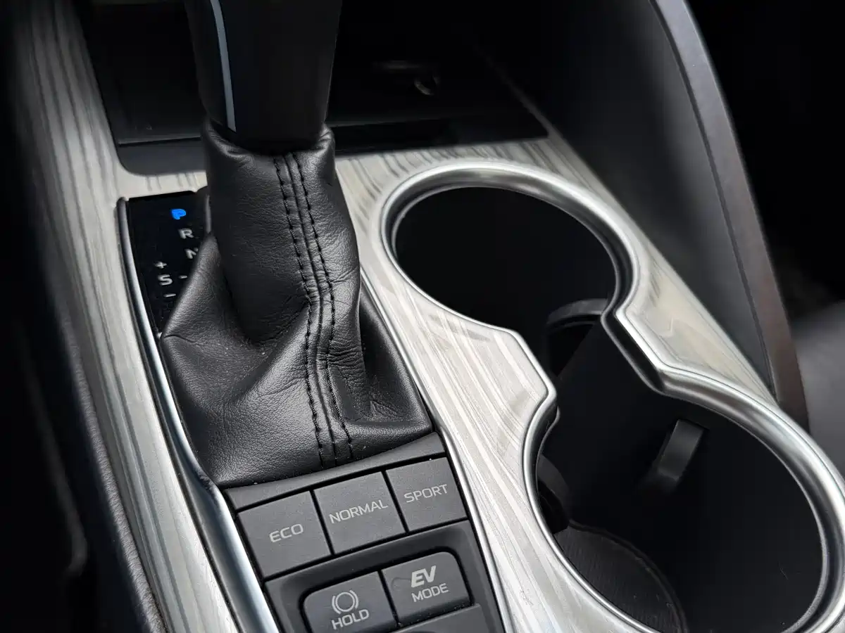Toyota Camry 2018 Hybrid 2.5HG Luxury Edition фото 22