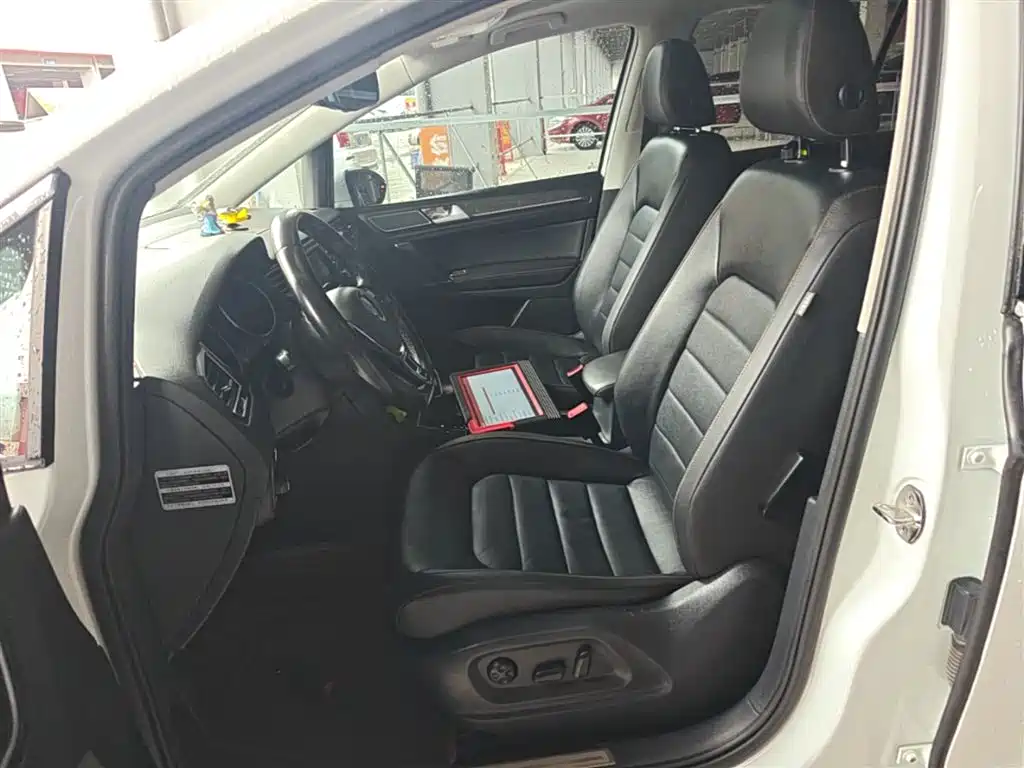 Volkswagen Golf Sportsvan 2016 230TSI Automatic Luxury фото 15