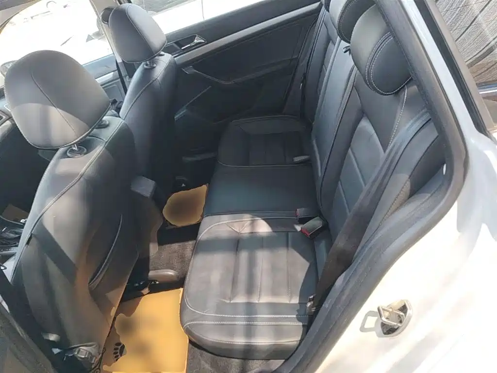 Volkswagen Lavida Tour 2015 1.6L Automatic Comfort Edition фото 17