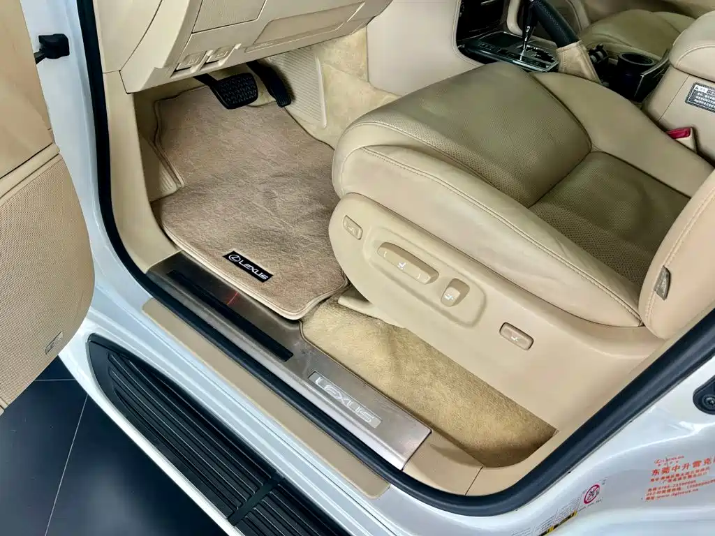 Фото 12 - Lexus LX